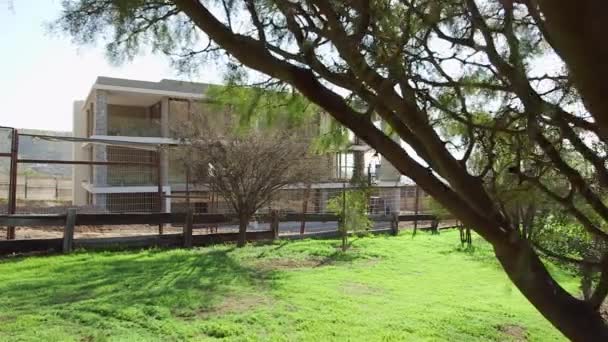 Edificio vacío en la naturaleza paisaje — Vídeos de Stock