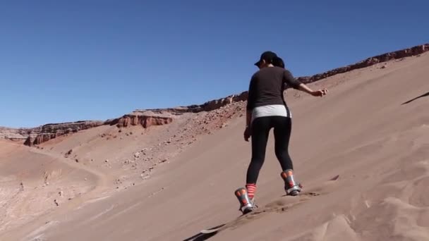 Vrouw doet sandboarden in Atacama woestijn — Stockvideo