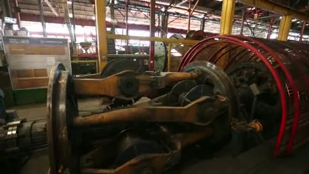 Tunga maskiner i fabriken — Stockvideo