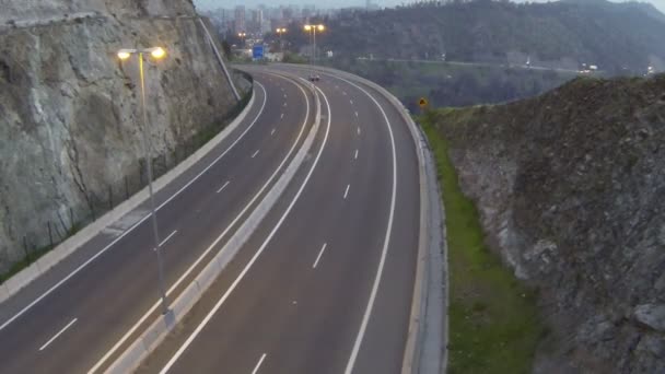 Автомобили по шоссе — стоковое видео