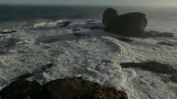 Sahilde dalgalar gürültüyle çarpmak — Stok video