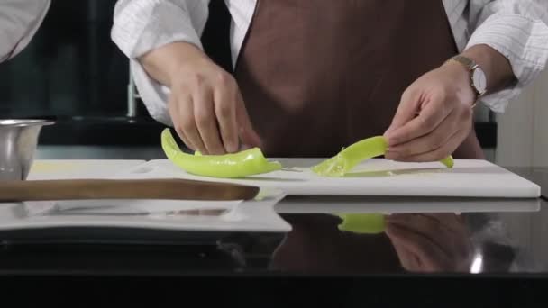 Chef slicing chili — Stock Video