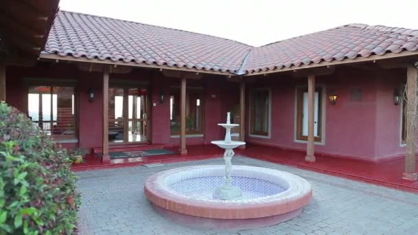 Червоний будинок і фонтан — стокове відео