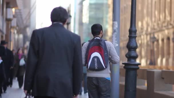 Persone che camminano a Santiago — Video Stock