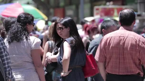 Peatones se paran en el pavimento — Vídeo de stock