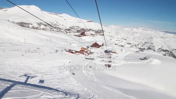 Skifahrer fährt Hang hinunter — Stockvideo