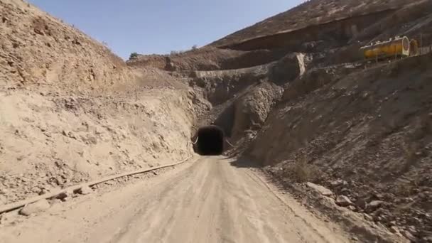 Autocarri pesanti discarica mineraria — Video Stock