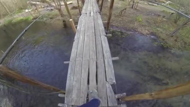 POV tijdens het oversteken van de brug — Stockvideo