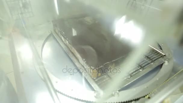 Torta cerrada en la máquina de corte — Vídeo de stock