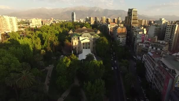 Vista sulla città dalla cima della collina — Video Stock