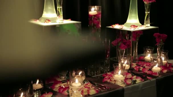 Exhibición de rosas y velas — Vídeo de stock