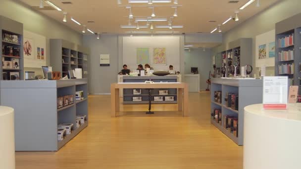 Интерьер магазина Apple — стоковое видео