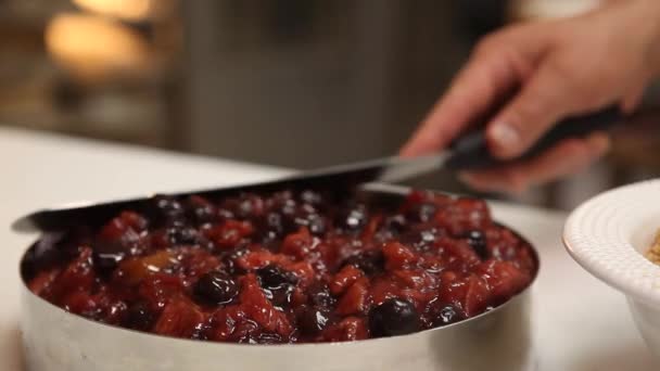 Pastel de frutas en preparación — Vídeo de stock