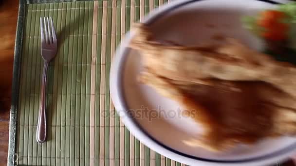 Plato de pescado que se pone en la mesa — Vídeos de Stock