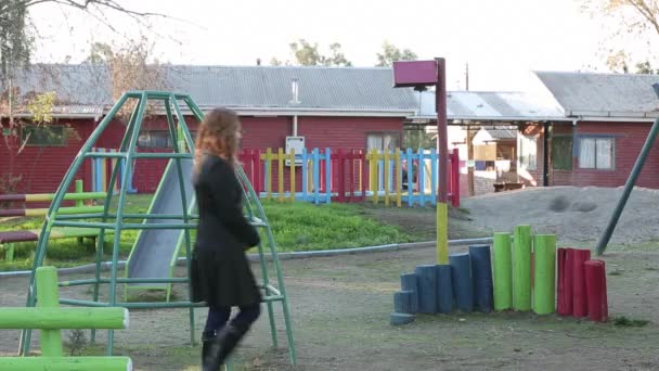 Parque infantil de la escuela vacía — Vídeos de Stock