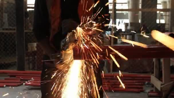 Steel worker with sparks — Stock Video