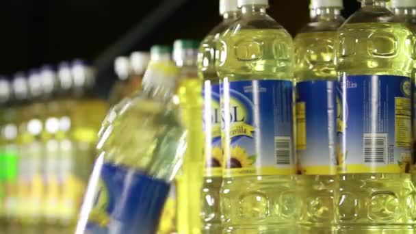 Het kiezen van olie flessen bij supermarkt — Stockvideo