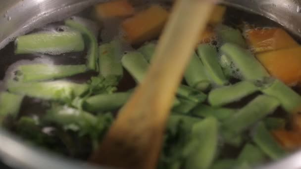 Cocinar y preparar alimentos — Vídeo de stock