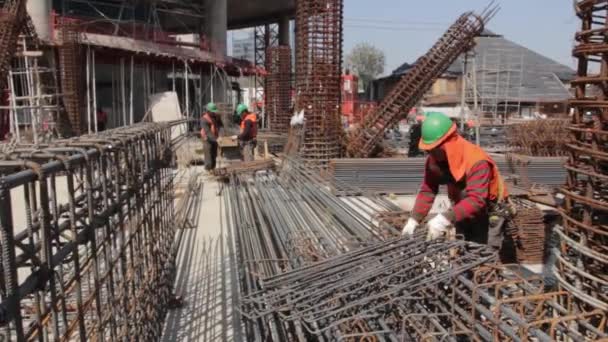 Trabalhadores dos estaleiros de construção — Vídeo de Stock