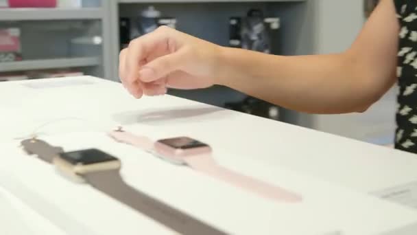 Mujer probándose un reloj digital en una tienda — Vídeos de Stock