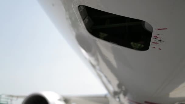 Самолет припаркован на взлетной полосе — стоковое видео