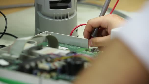 Opravy elektronických zařízení — Stock video