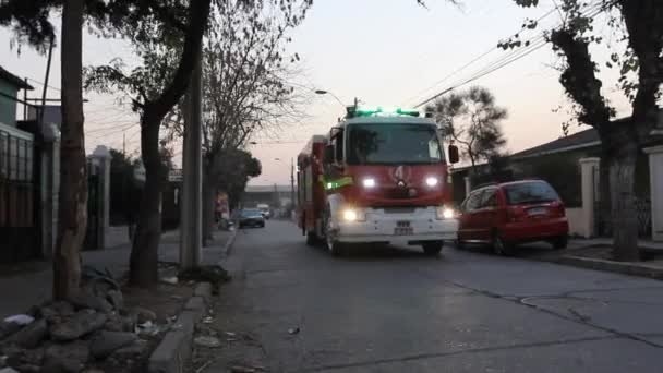 Camión de bomberos pasando por la calle — Vídeo de stock
