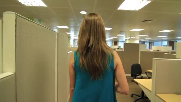 Женщина, проходящая через офис — стоковое видео
