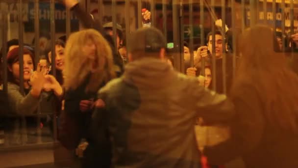 Velký dav čeká u brány — Stock video
