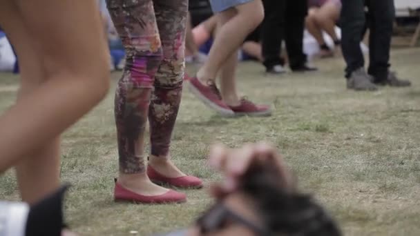 Festival de música piernas baile — Vídeos de Stock