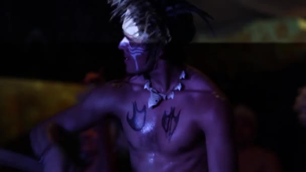 Dançarinos fazendo dança Rapanui — Vídeo de Stock