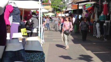 Sokakta yürürken yayalar