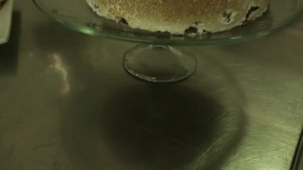 Camera pannen tot een merengue taart — Stockvideo