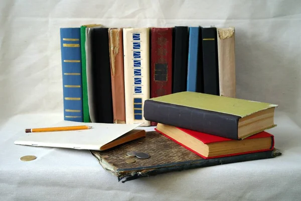 Książki i ołówek, stary styl martwa żywotność. — Zdjęcie stockowe