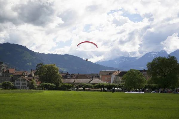 在瑞士的滑翔伞 — 图库照片