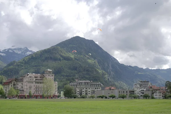 在瑞士的滑翔伞 — 图库照片