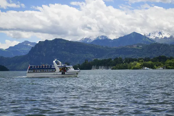 Pohled na jezeře Lucern ve středním Švýcarsku — Stock fotografie