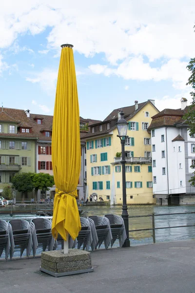 Paraguas amarillo en Lucerna — Foto de Stock