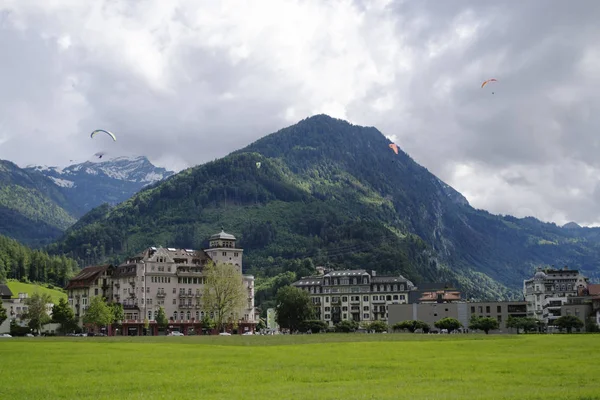 滑翔伞在瑞士的因特拉肯 — 图库照片