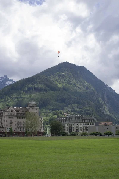 Paralotniarstwo w interlaken, Szwajcaria — Zdjęcie stockowe