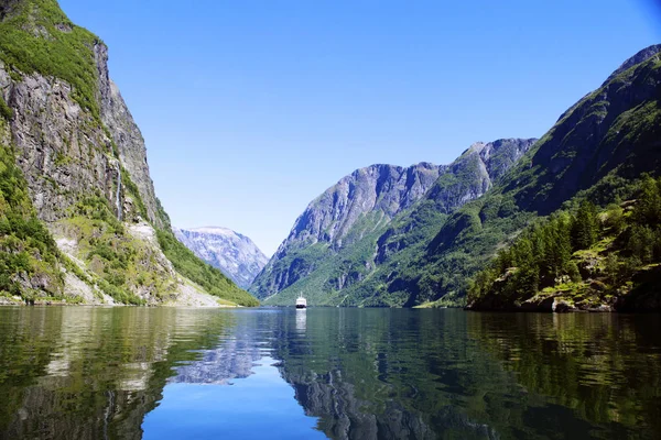 Peisaj norvegian cu cascade — Fotografie, imagine de stoc