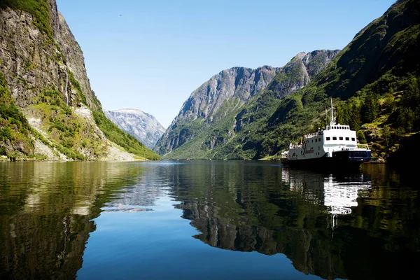 Peisaj norvegian cu cascade — Fotografie, imagine de stoc