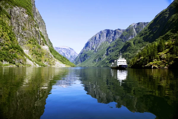 Norveç yatay, şelaleler