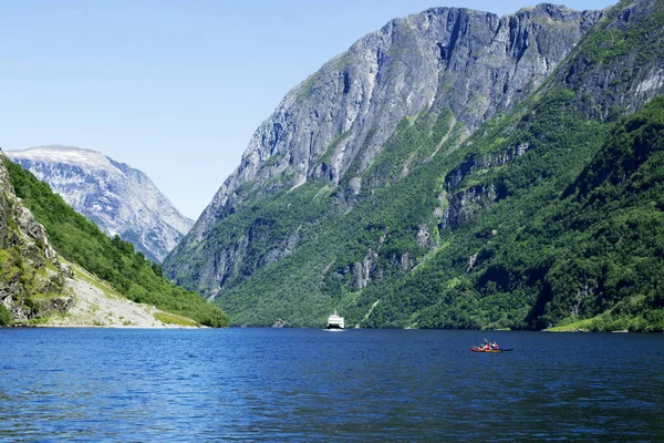 Norwegische Landschaft mit Wasserfällen — Stockfoto