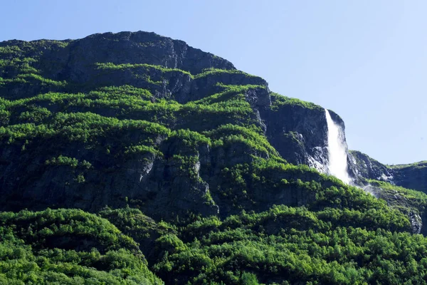 Paisaje noruego con cascadas — Foto de Stock