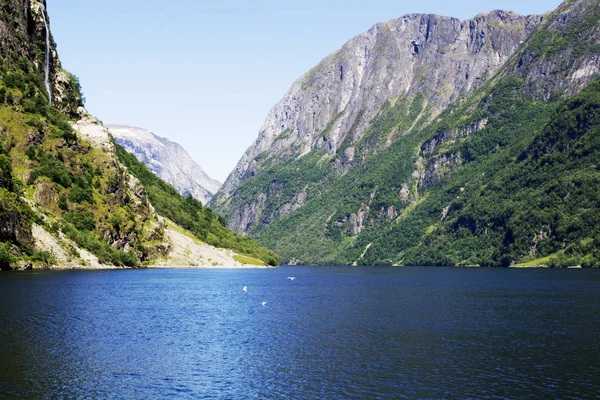 滝とノルウェーの風景 — ストック写真