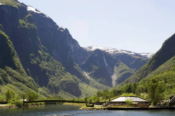 Paisagem norueguesa com cachoeiras — Fotografia de Stock