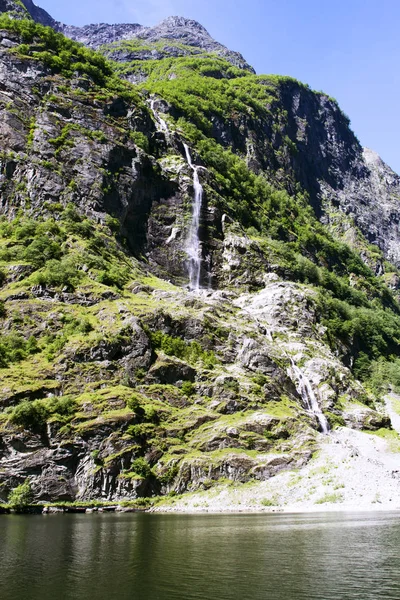 Norská krajina s vodopády — Stock fotografie