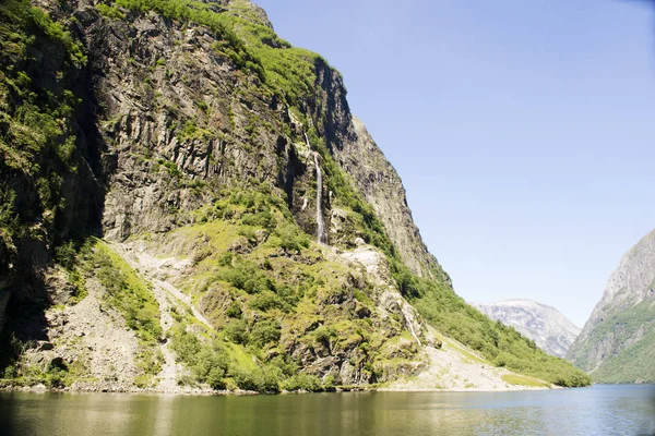 Норвежский пейзаж с водопадами — стоковое фото