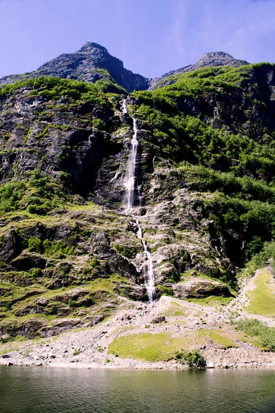 Norská krajina s vodopády — Stock fotografie